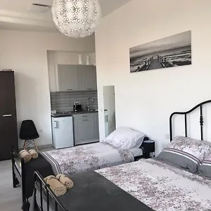  Apartment Paola